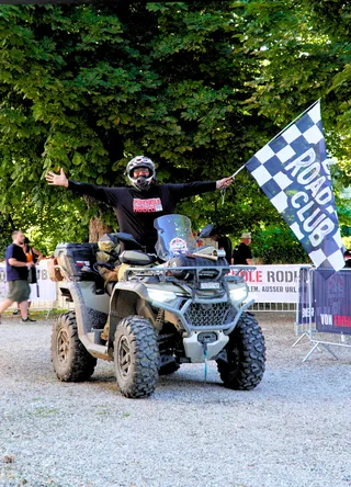 Quad beim Pothole Rodeo Germany im Ziel mit Flagge