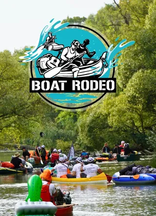 Boote beim Boat Rodeo auf der Mosoni Donau in Ungarn mit Boat Rodeo Logo.