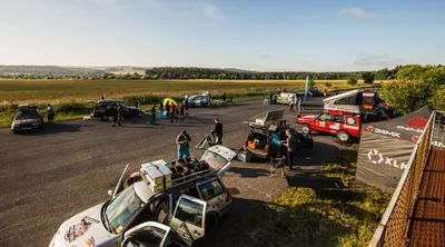 Pothole Rodeo Germany Teilnehmer beim Checkpoint mit Fahrzeugen