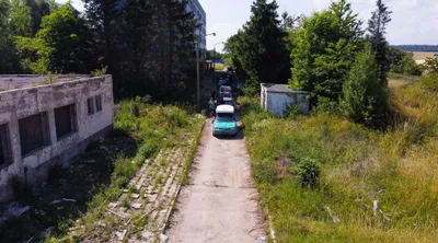 Pothole Rodeo Germany Fahrzeug auf einer schmalen Waldstraße