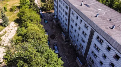 Pothole Rodeo Germany Fahrzeug bei einem verlassenen Gebäude