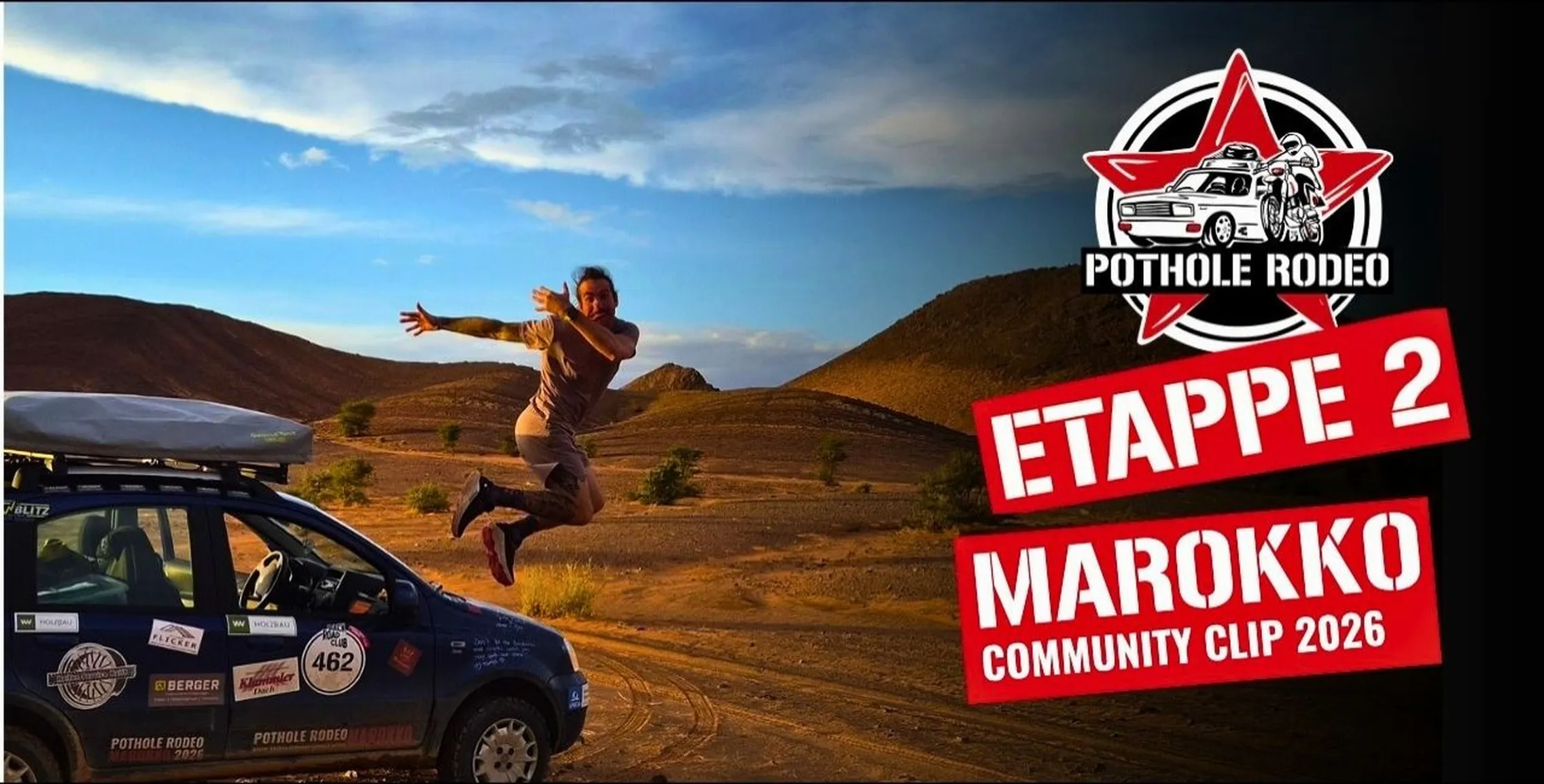 Thumbnail vom Community Clip Nummer 2 des Potholre Rodeo Marokko zeigt Sanddünen in Marokko und einen Fiat Panda. Ein Teilnehmer springt begeistert vom Auto.