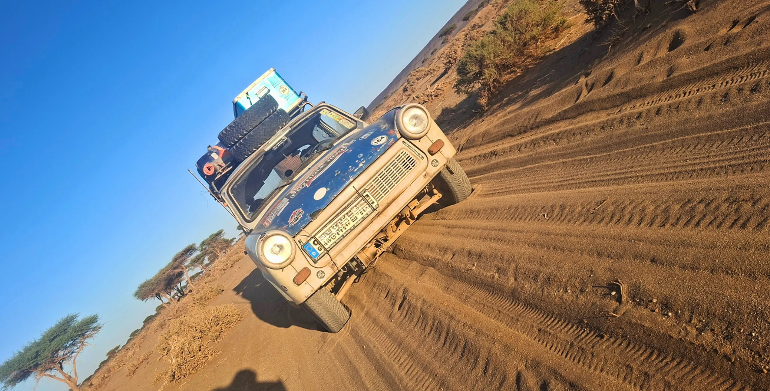 Alter Trabbi beim Pothole Rodeo Marokko in Afika in der Wüste
