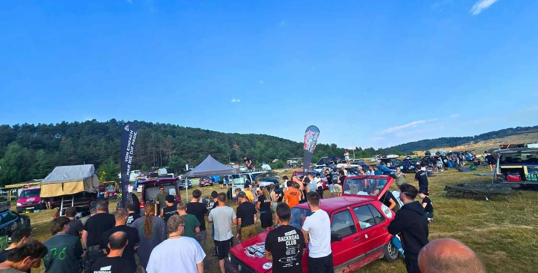 Teilnehmer vom Pothole Rodeo Balkan beim Checkpoint-