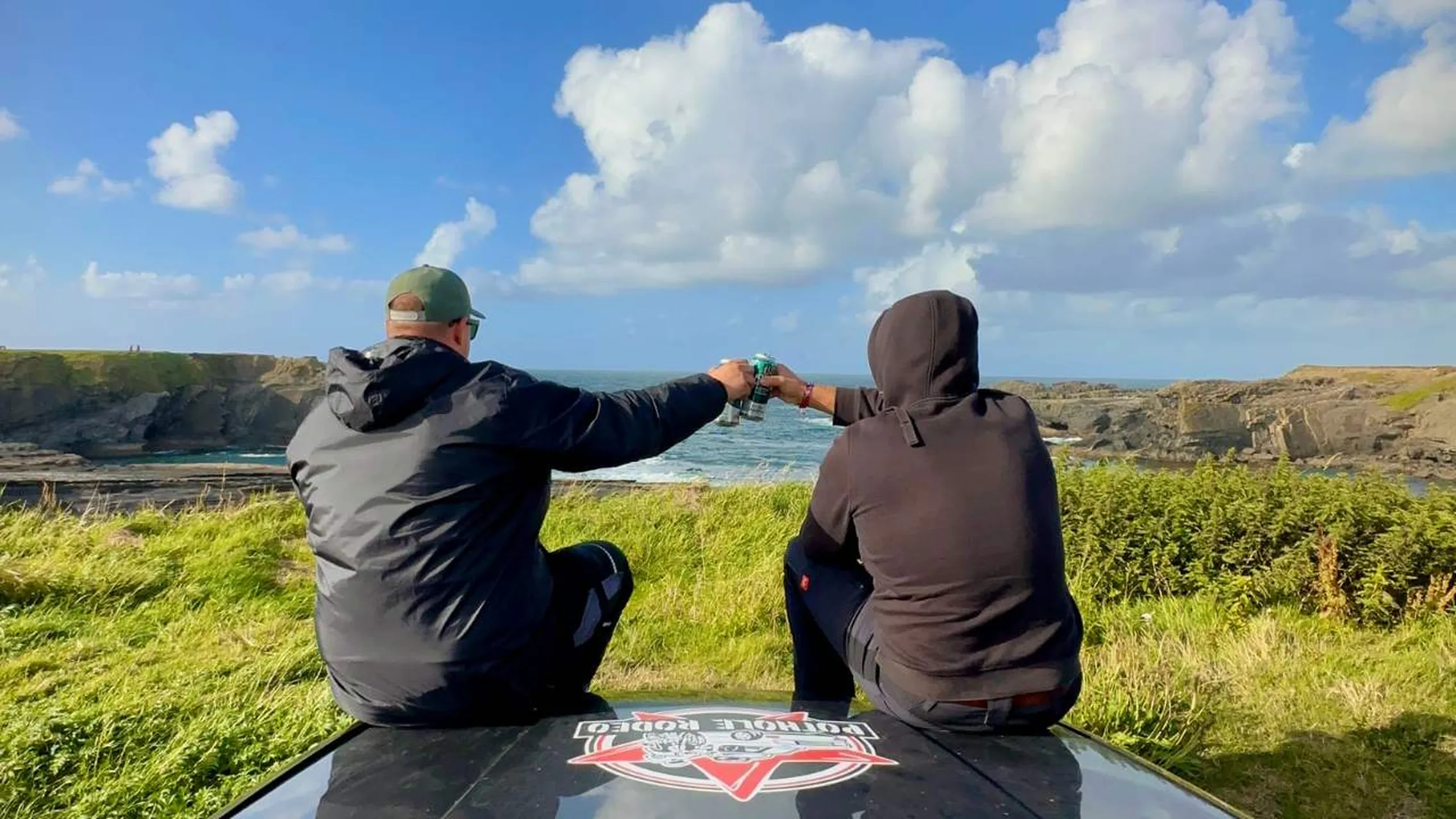 BackRoadClub Community mit Blick über die Landschaft bei einem Roadtrip-Abenteuer