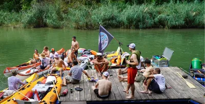 Teilnehmer des Boat Rodeo machen gemeinsam Pause am Steg