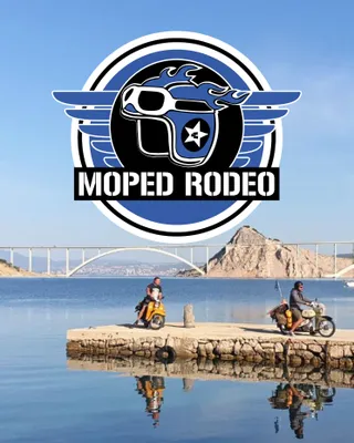 Mopeds vom Moped Rodeo vor der Brücke von KRK hinter dem Moped Rodeo Logo.