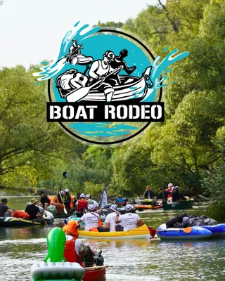 Boote beim Boat Rodeo auf der Mosoni Donau in Ungarn hinter dem Boat Rodeo Logo.