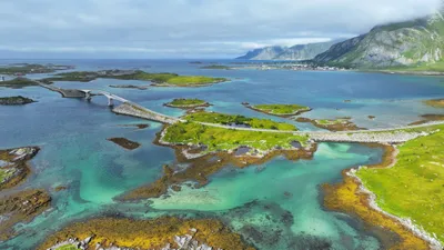 Pothole Rodeo Polar Route entlang der Insel- und Küstenlandschaft in Norwegen