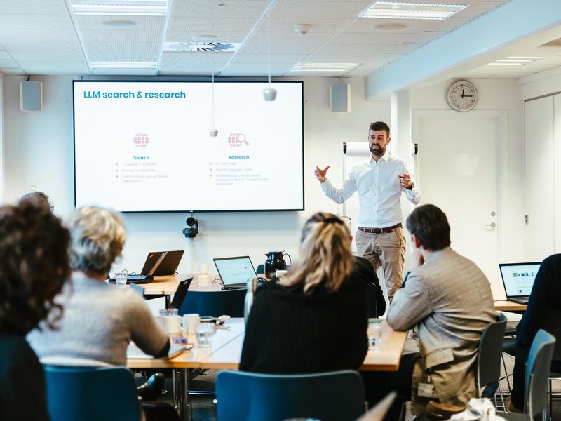 Jacob underviser kursister i LLM search og research på Claude kursus i et lyst mødelokale