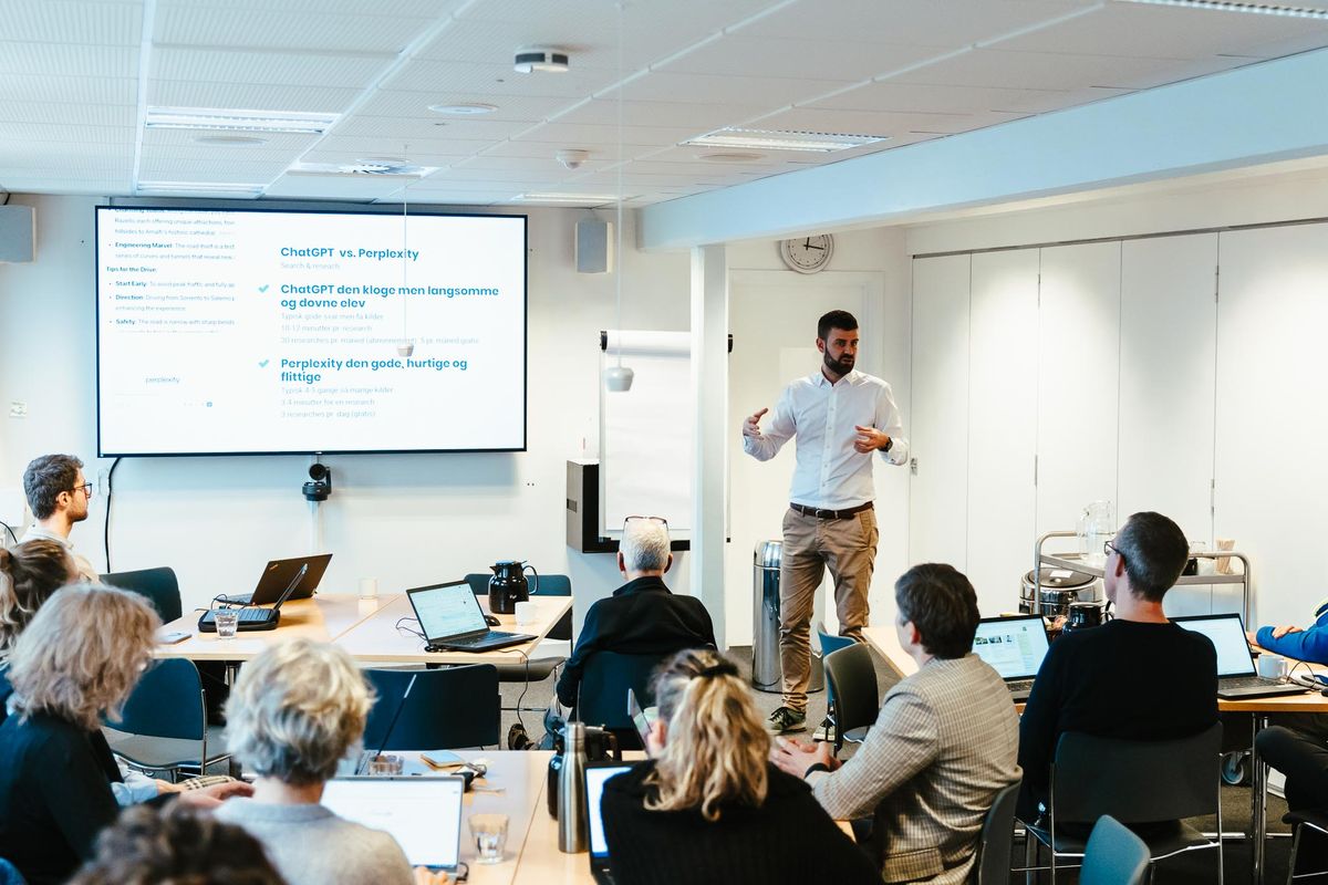Kursister på AI kursus i undervisningslokale