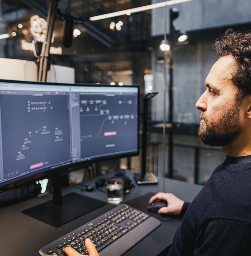 HverdagsAI arbejder ved skærme med software og arbejdsgange til AI agenter for virksomheder