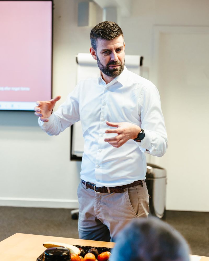 Jacob underviser foran deltagere om regler og spørgsmål til AI Act konsulent arbejde