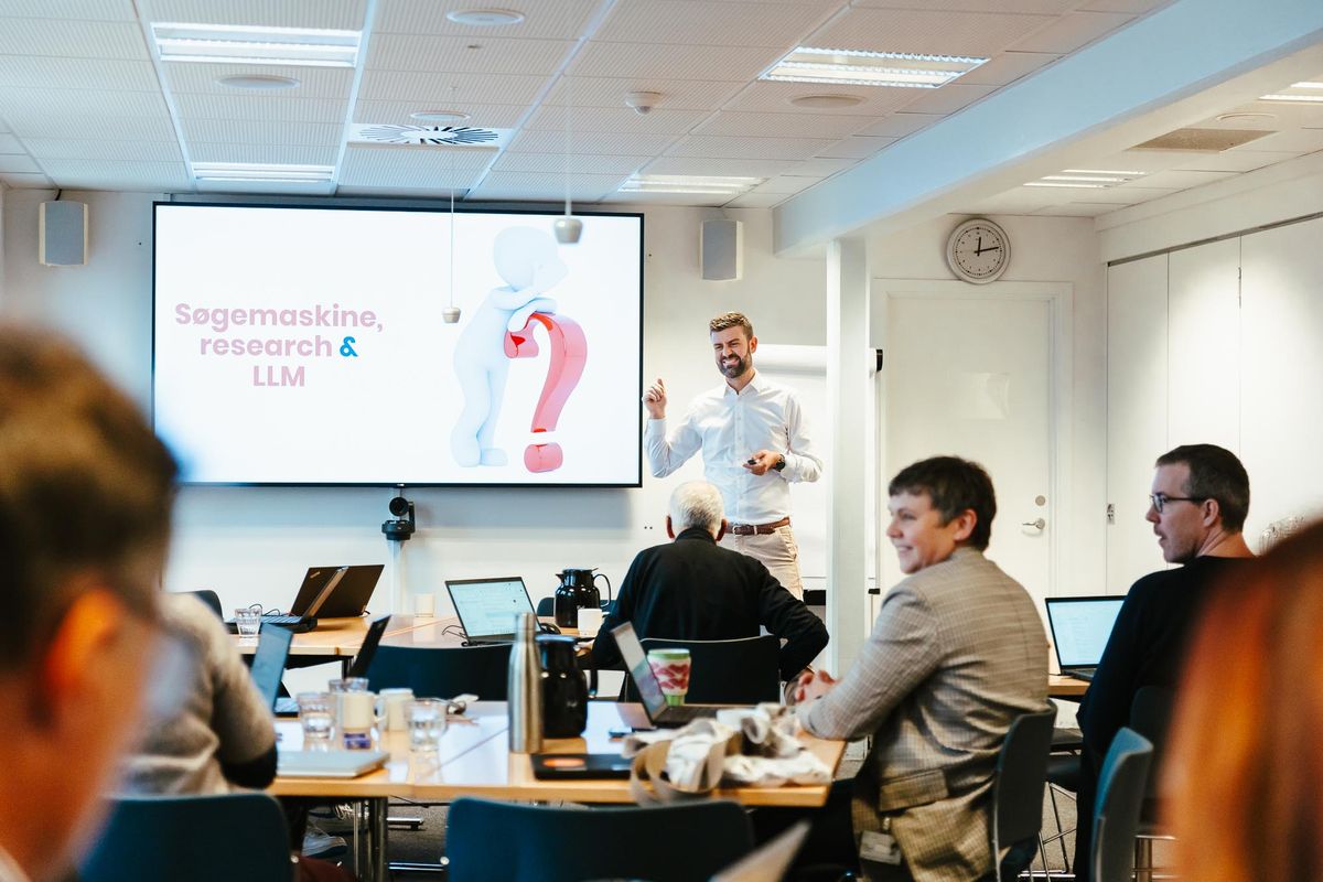 Jacob gennemgår research og LLM med kursister på Claude kursus som del af samlet kursuspakke