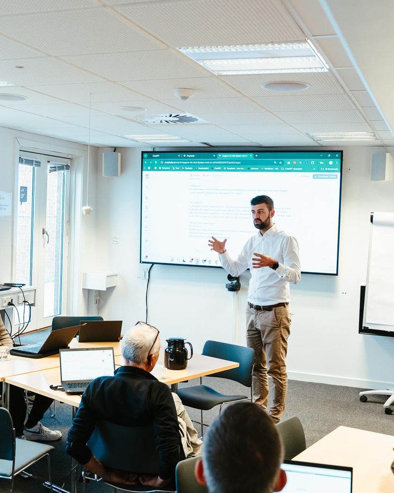 Jacob underviser deltagere om AI rådgivning, strategi og praktisk brug af kunstig intelligens