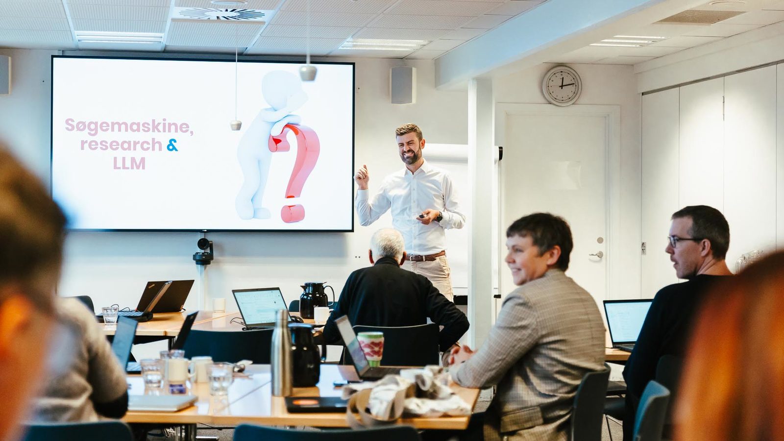 Jacob underviser deltagere med laptops på et AI kursus, hvor læring bliver til AI kultur i hverdagen.