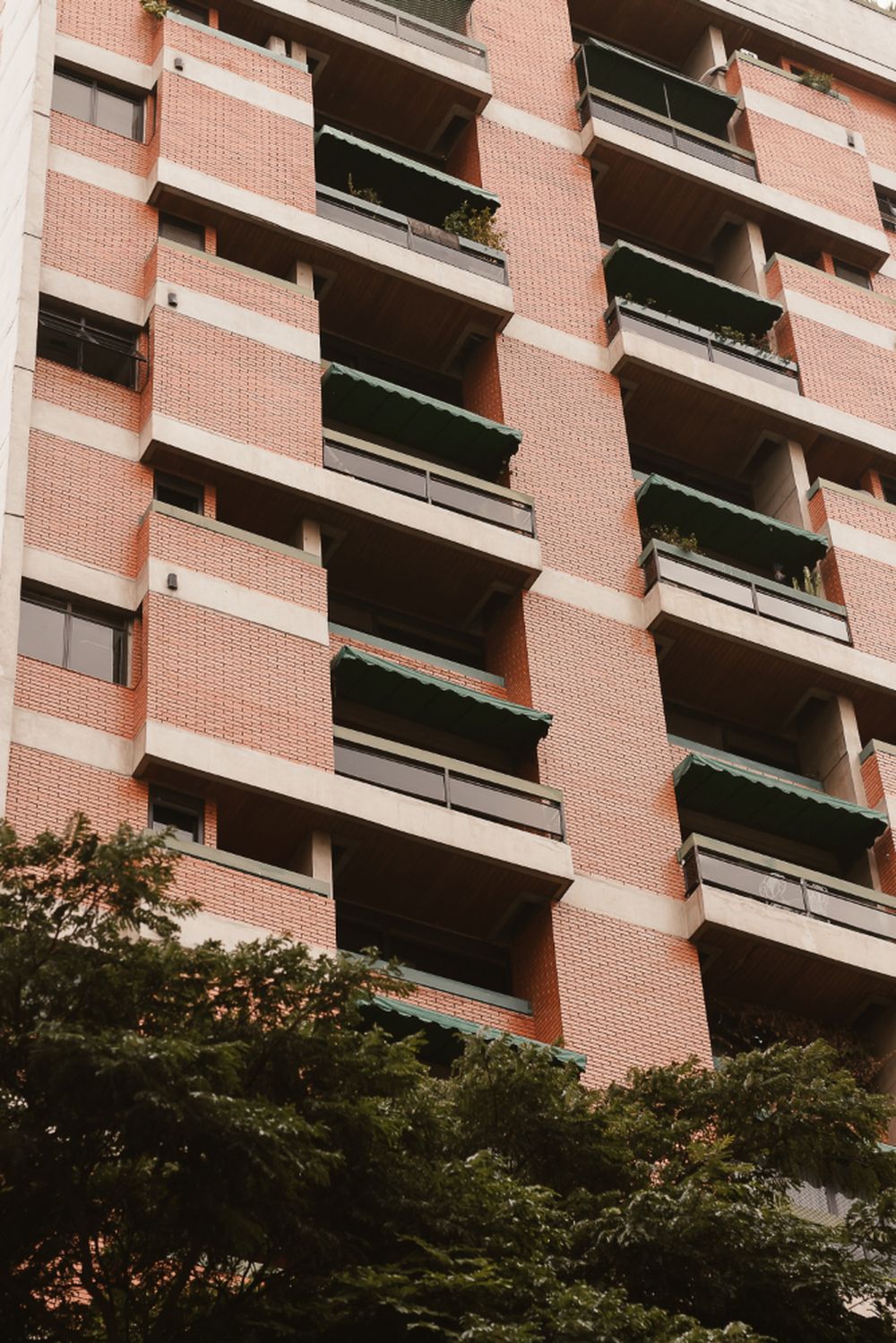 Facciata di un condominio in mattoni con balconi