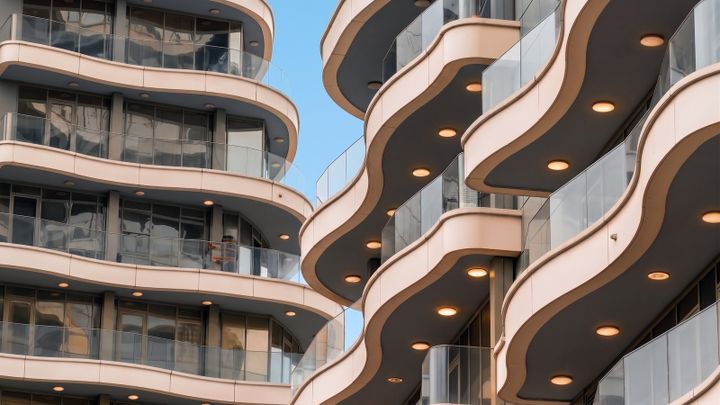 Wohnturm mit geschwungenen Balkonen