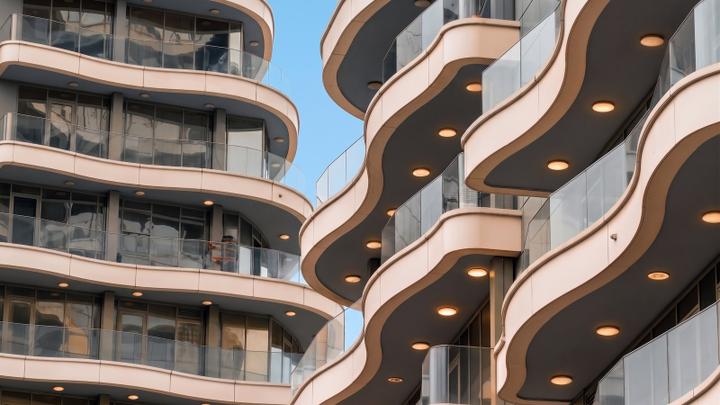 Wohnturm mit geschwungenen Balkonen