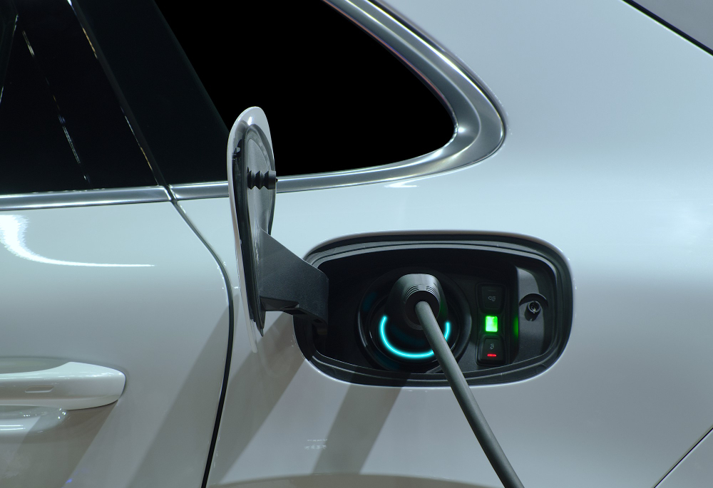 auto elettrica in ricarica