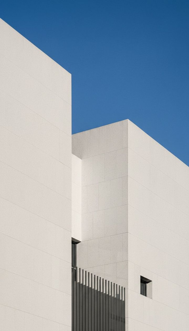 Weisse Baukuben gegen blauen Himmel