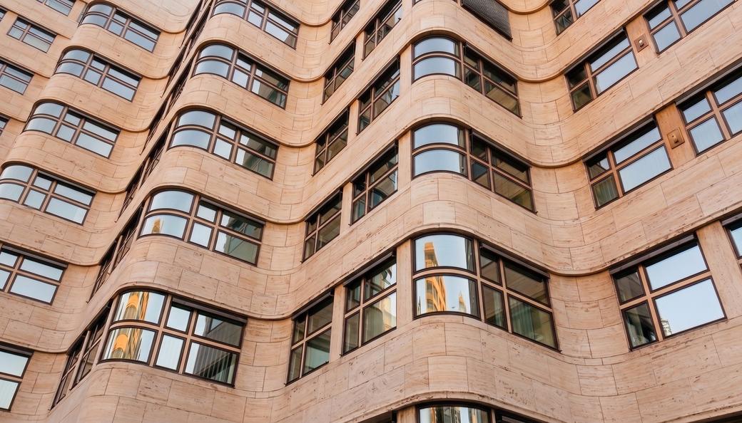 Geschwungene Fensterreihen