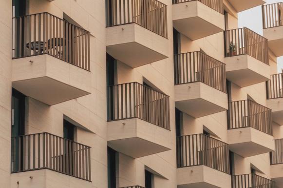 Facciata di un condominio con balconi in successione