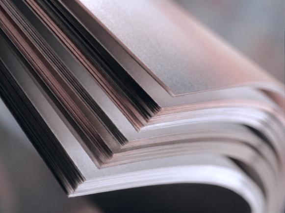 Pila di fogli sfogliati, con i bordi delle pagine in controluce