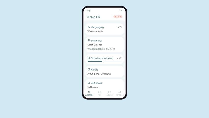 Dettaglio di un ticket su smartphone: tipo di pratica, responsabile, avanzamento e canali di contatto