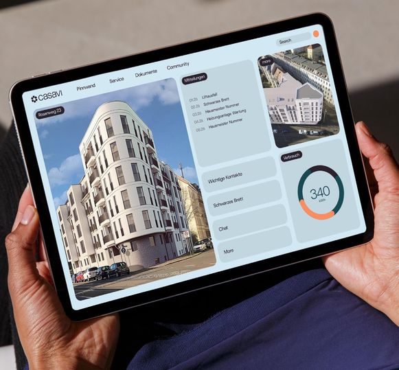 Haende halten ein Tablet mit dem casavi Kundenportal