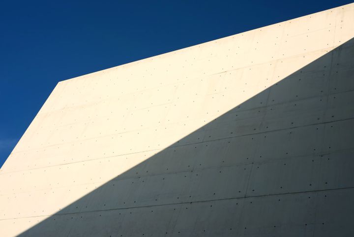 Betonwand mit diagonaler Schattenkante