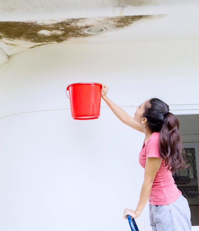 condòmino che subisce infiltrazioni sul soffitto