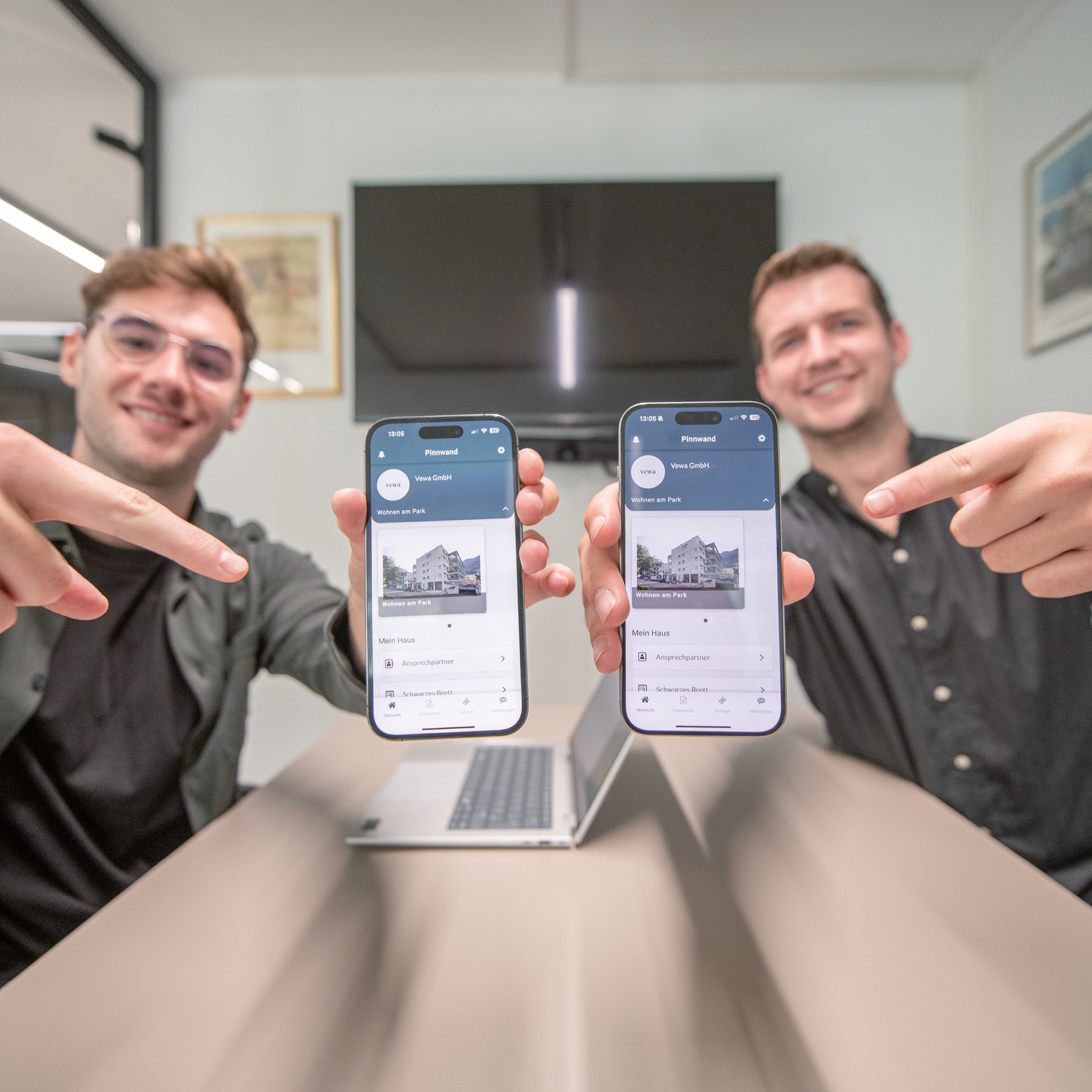 I founder di VEWA mostrano l'app white label Comunicasa personalizzata