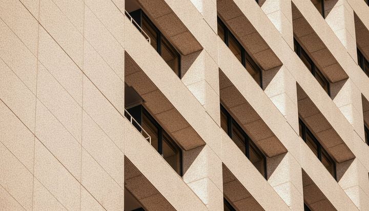 Fassade mit gleichmäßigen Wohneinheiten