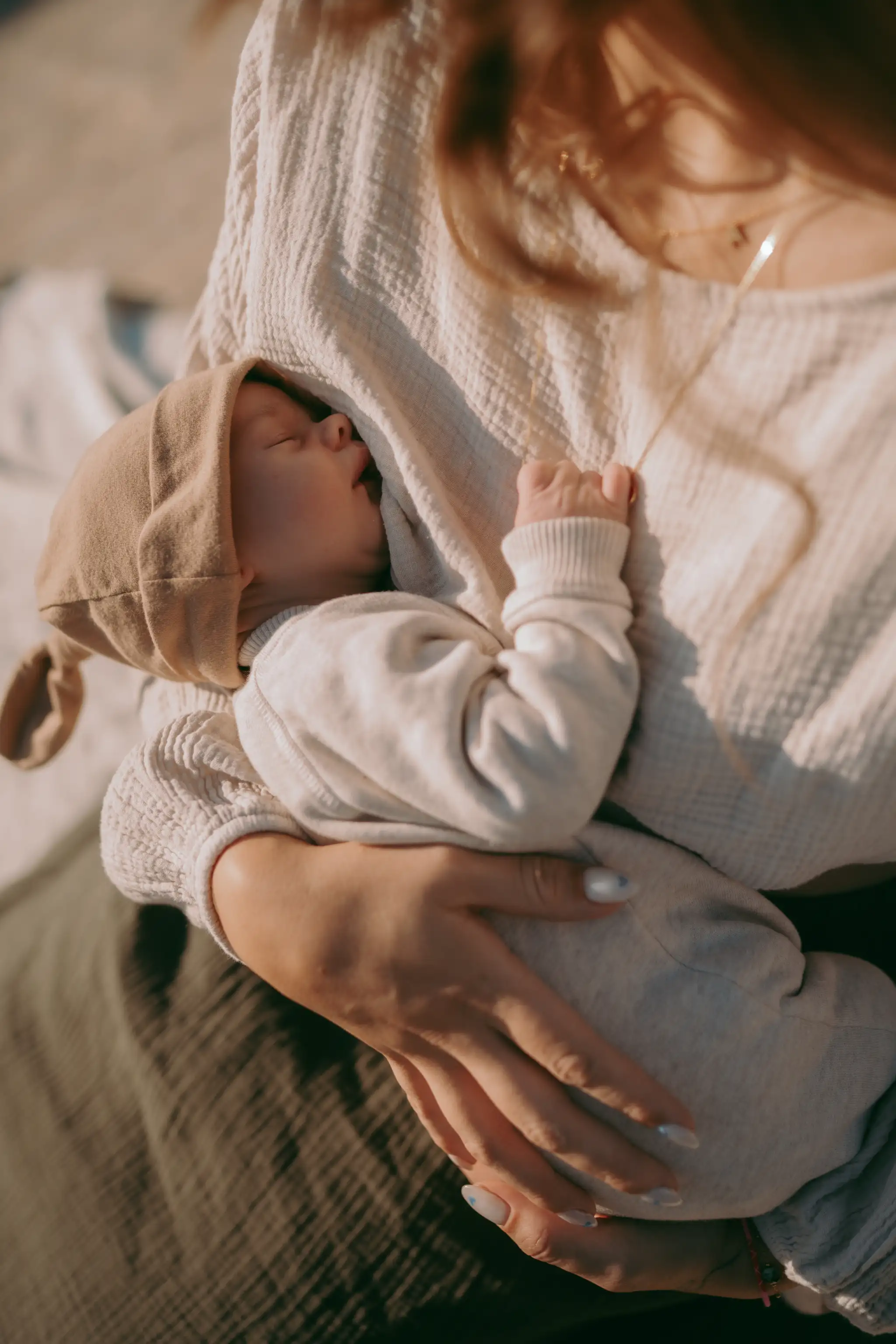 Zärtlicher Moment zwischen Mutter und Kind – Symbol für die einfühlsame Begleitung im Breastkeeper Ansatz
