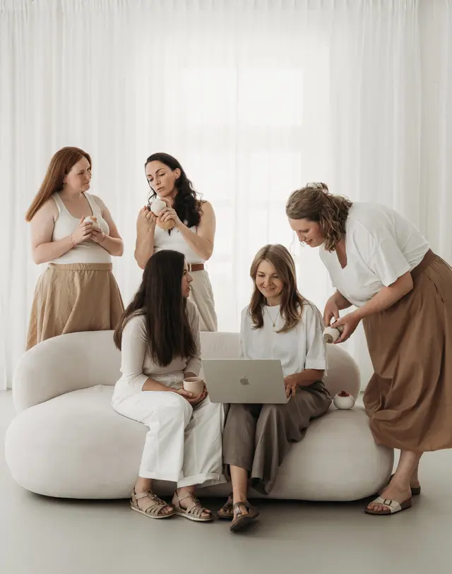 Gruppe von Breastkeeperinnen lernt gemeinsam am Laptop – Ausbildung im Breastkeeper Institut