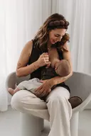 Nathalie Pulcini stillt ihr Kind – Gründerin des Breastkeeper Instituts