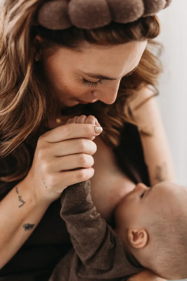 Zärtlicher Moment zwischen Mutter und Kind – Symbol für die einfühlsame Begleitung im Breastkeeper Ansatz