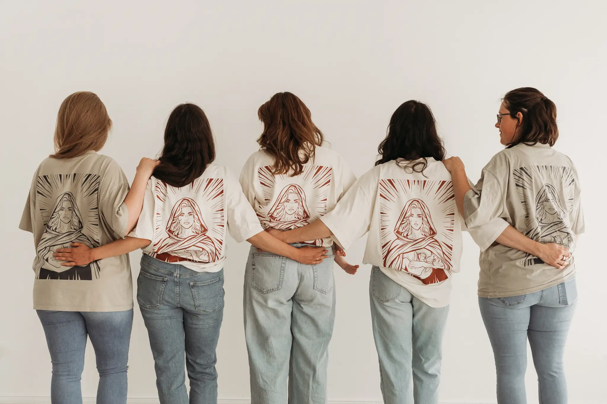 Fünf Breastkeeperinnen von hinten mit bedruckten Community T-Shirts – Symbol für Zusammenhalt und geteilte Werte