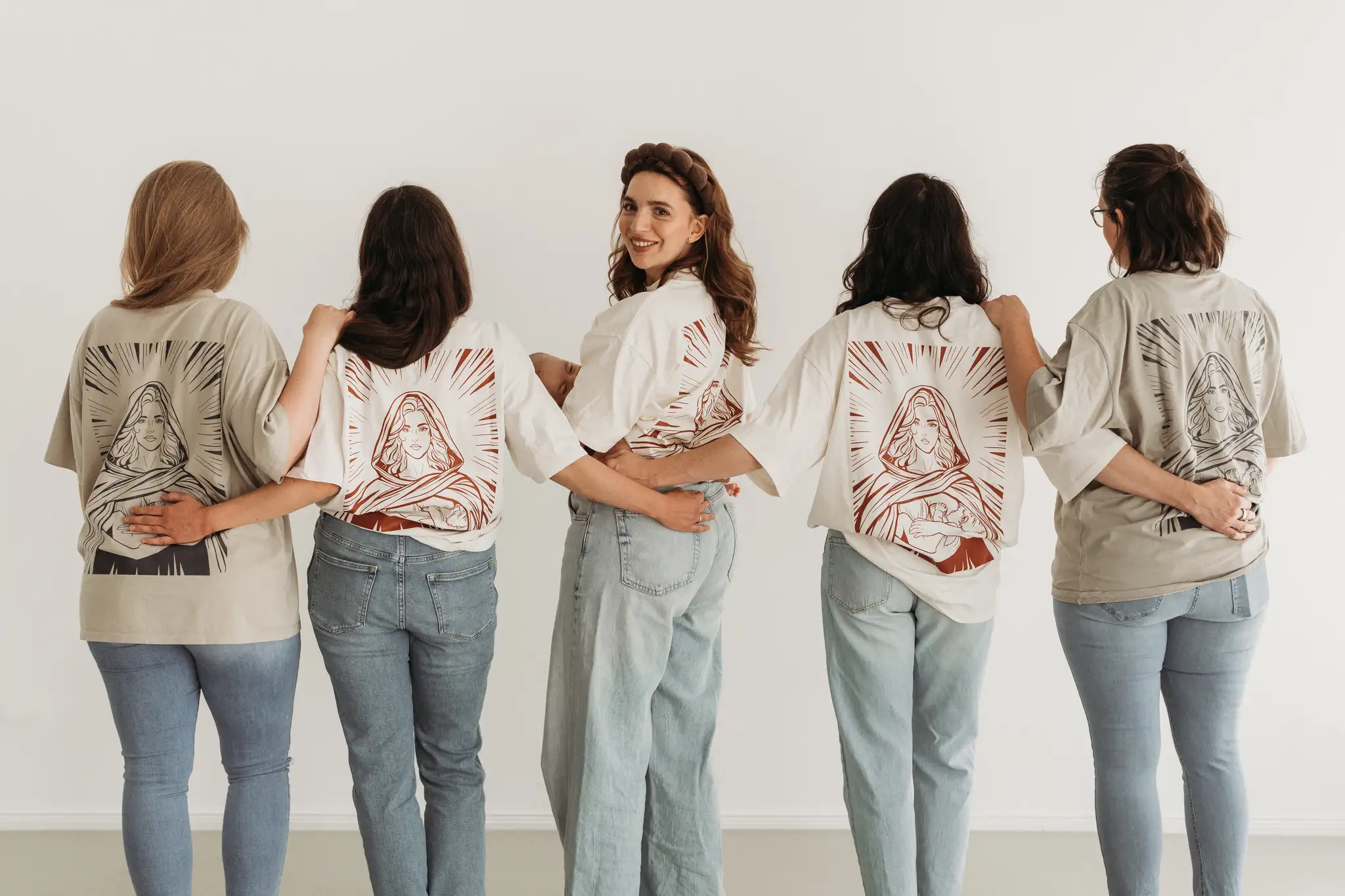Vier Breastkeeperinnen von hinten in Community T-Shirts – Flexibel, aber niemals allein