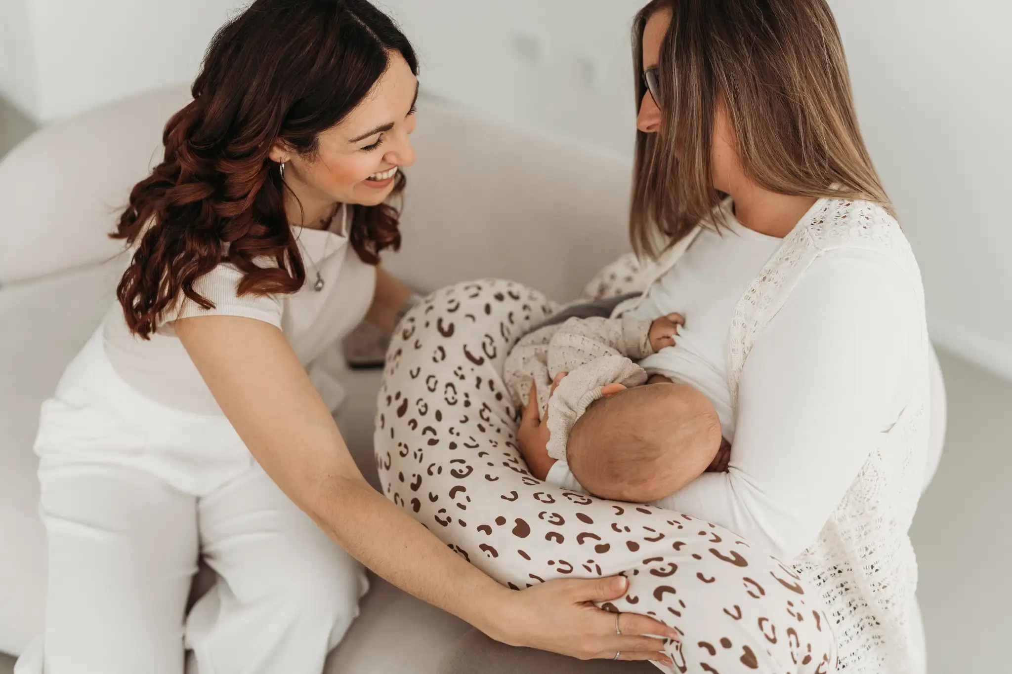 Stillberaterin begleitet eine Mutter beim Stillen ihres Babys