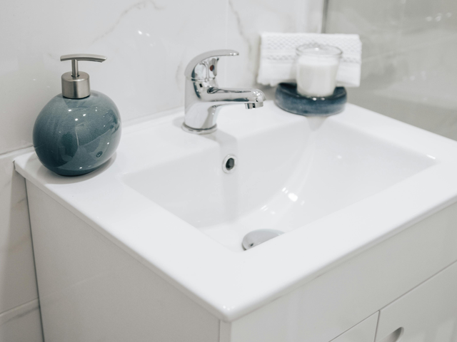 Personal Hygiene Aids in Hampshire for Sale at Solent Mobility Centre in Lee-on-the-Solent