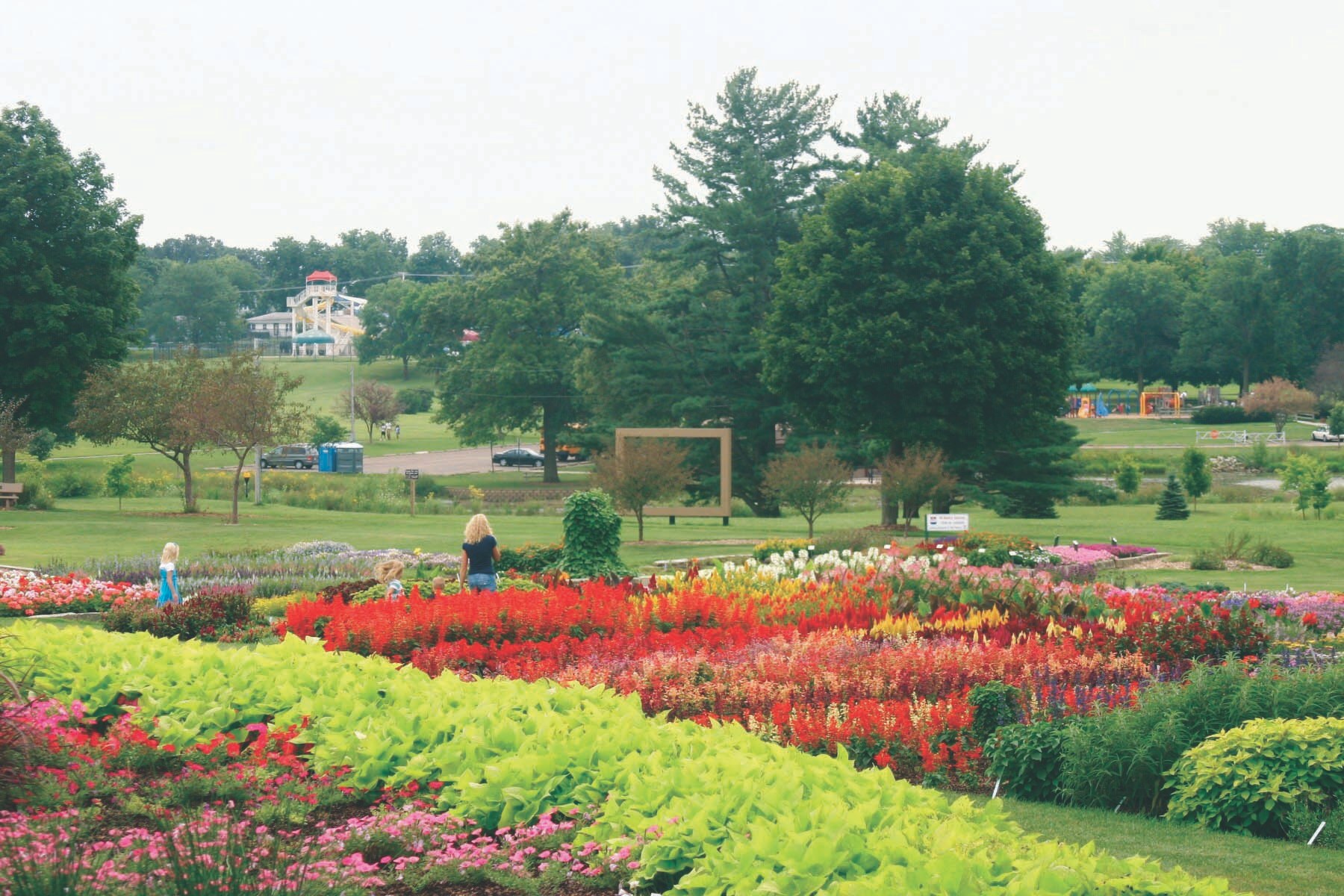 Family walking through Noelridge Gardens