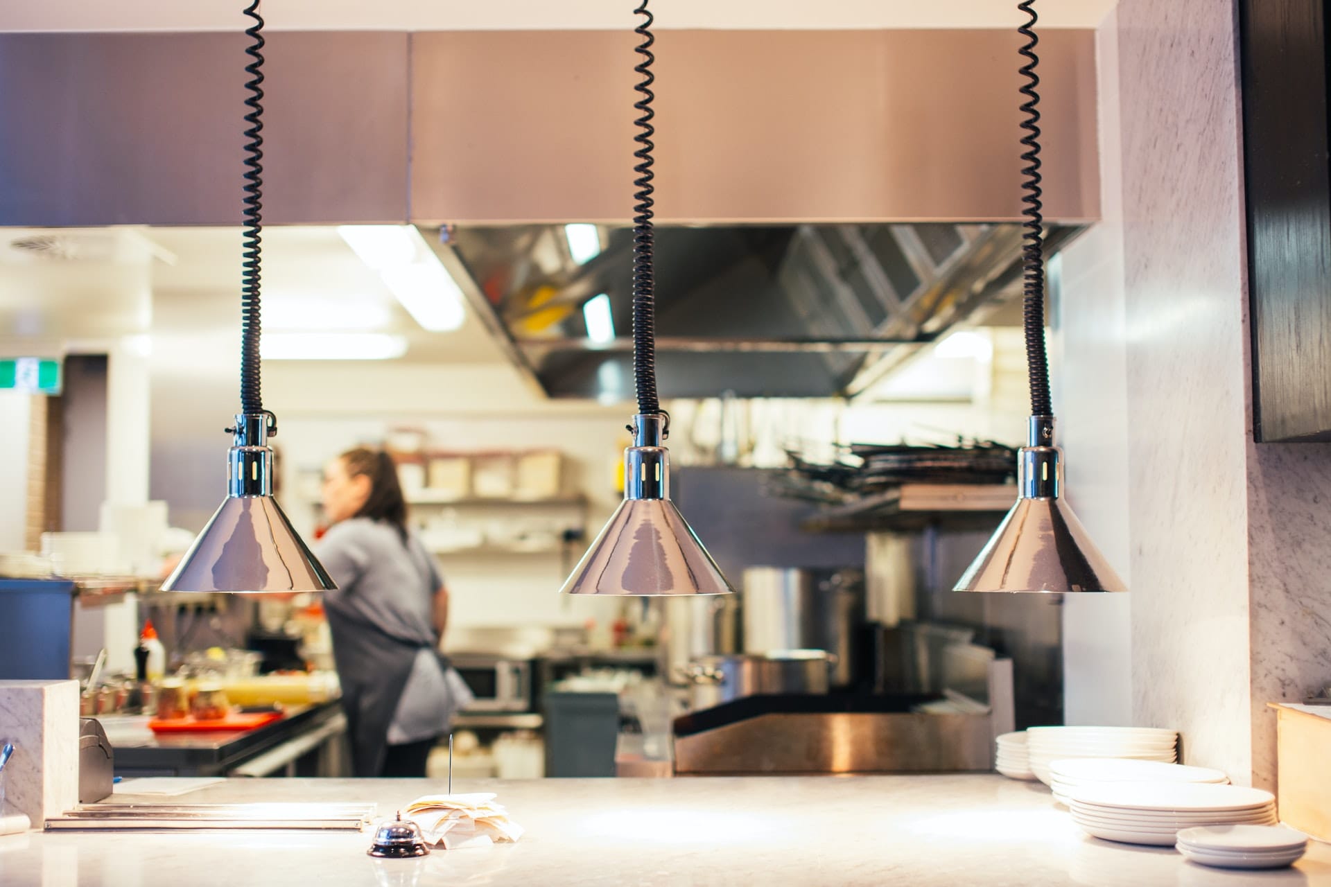 Una cucina professionale vista attraverso il pass