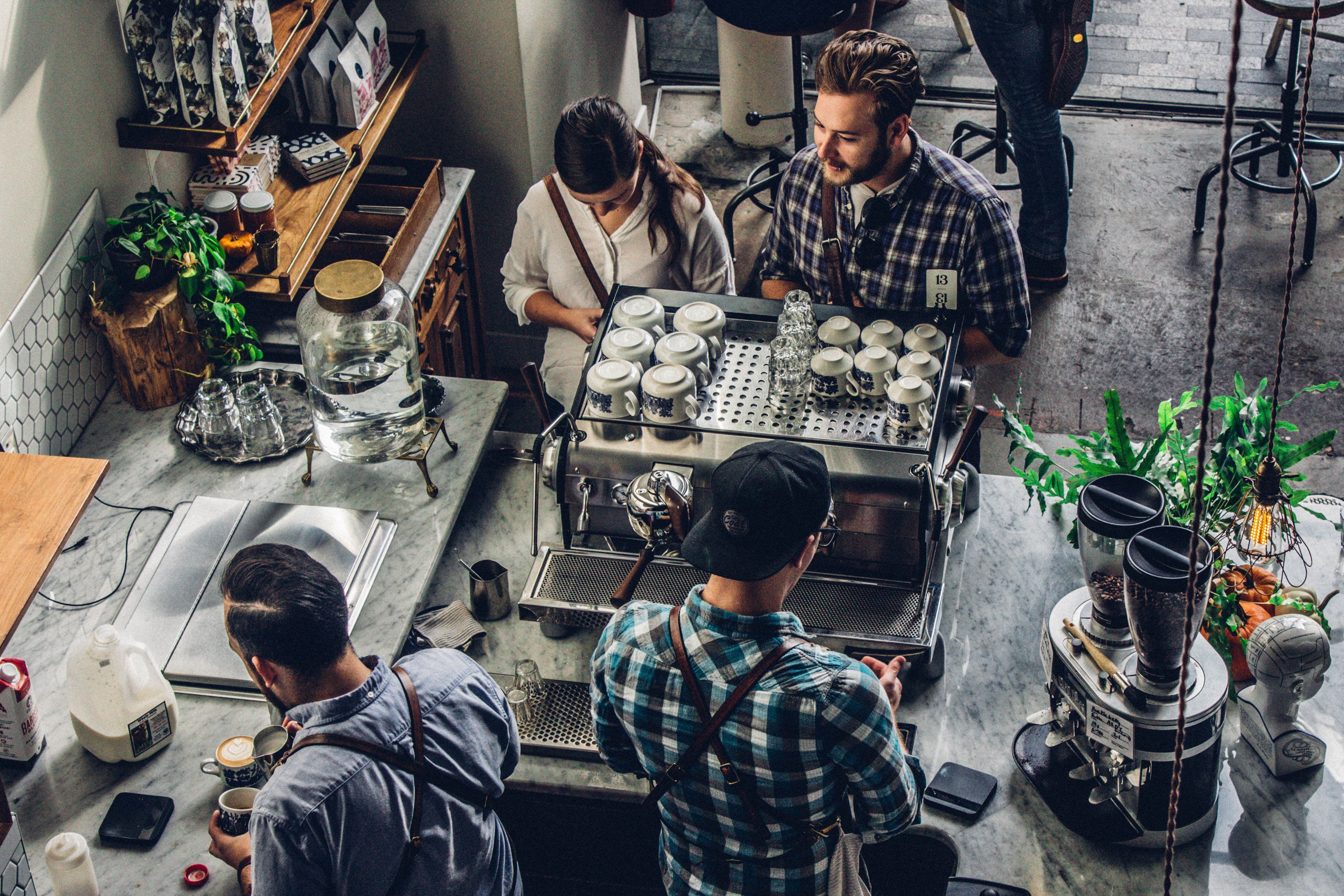 bar caffè inquadrato dall'alto tazzine baristi
