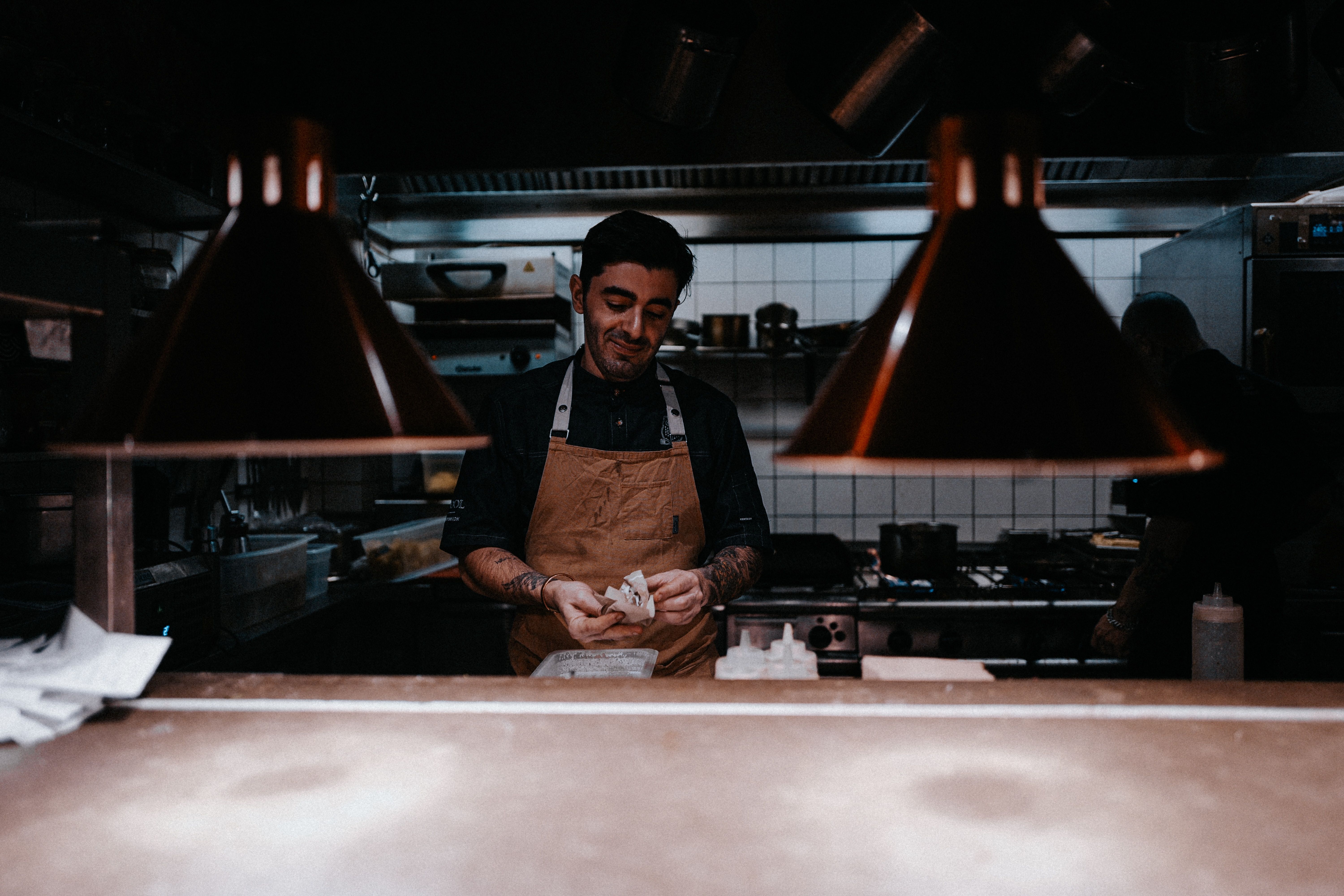 Un Sous Chef prepara gli ingredienti per il servizio in cucina