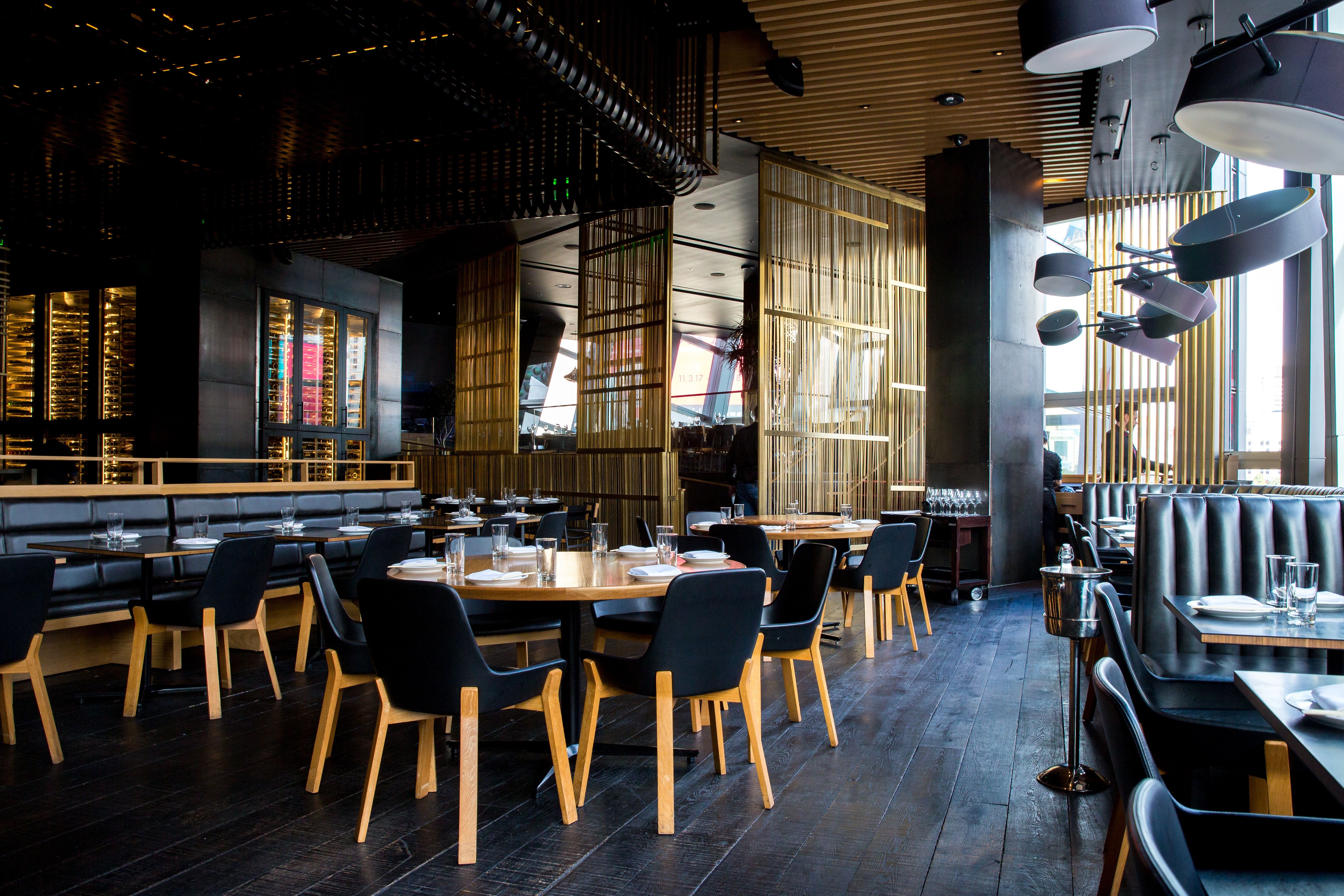 interno di un ristorante elegante con luci soffuse e sedie nere