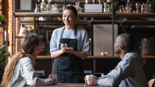 cameriera prende ordine al ristorante
