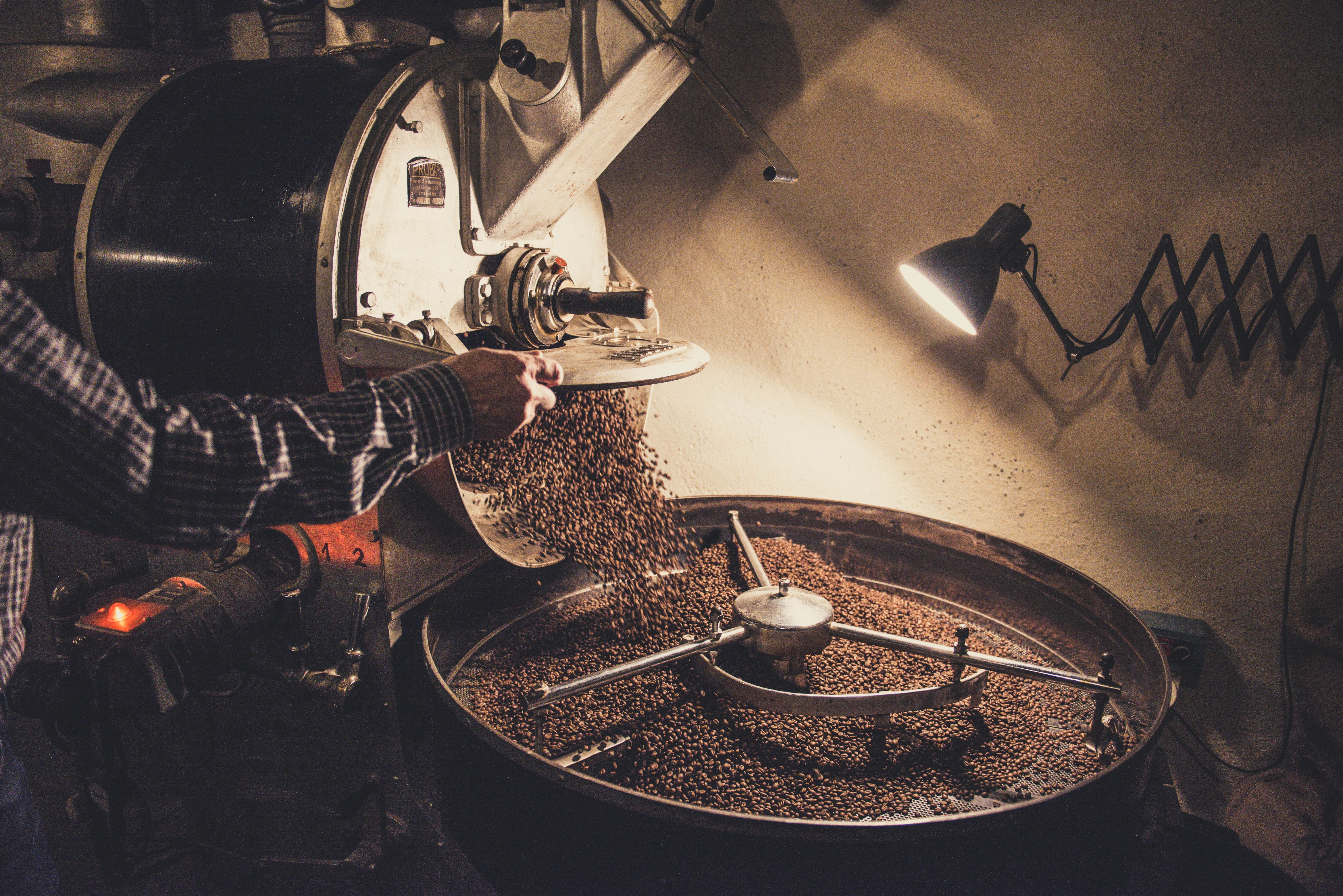 tostatura del caffè con macchinario