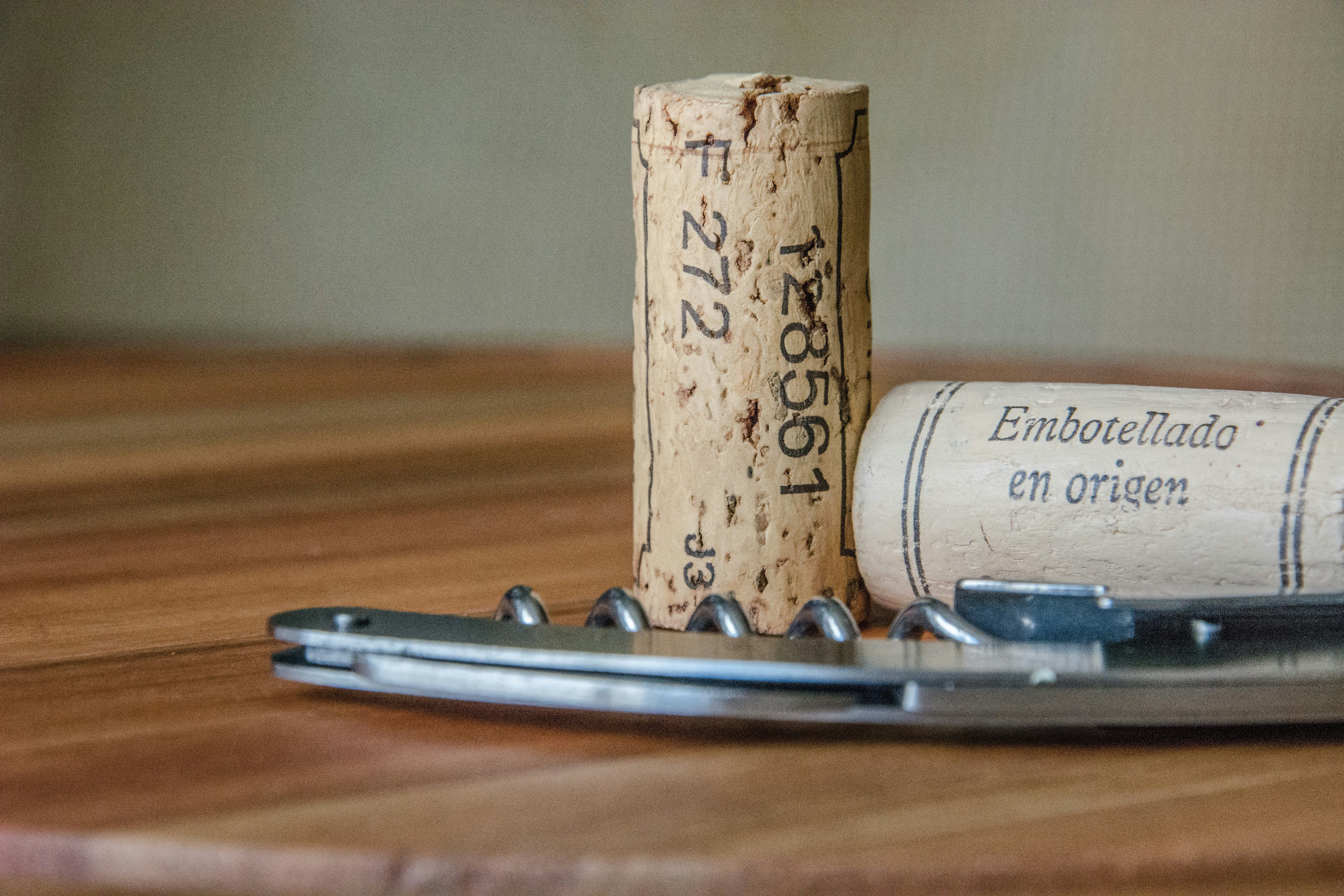 tappo di sughero per vino con apribottiglia sommelier